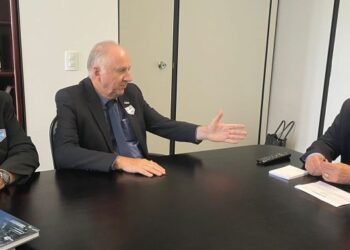 Ziulkoski e Dr. Marcos Vinicius se reúnem com senador que relatou projeto da desoneração dos municípios
