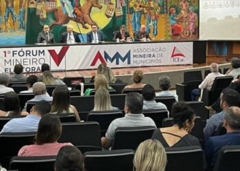 I Fórum Mineiro Eleitoral da AMM teve início nesta terça (23); centenas de participantes se capacitam sobre temas ligados às eleições 2024