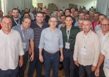 “O Estado sozinho pouco pode fazer, mas, com os municípios, podemos muito mais”, diz Romeu Zema durante evento da AMM na Zona da Mata