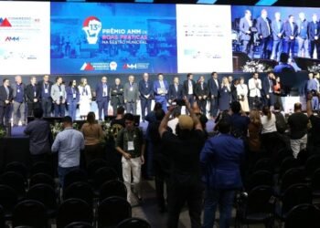 AMM entrega Comenda Especial do Mérito Municipalista e Medalha do Mérito Municipalista na abertura do 40º Congresso