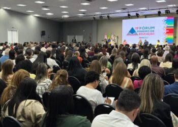 Manhã do 11º Fórum Mineiro de Educação da AMM é marcada por palestras sobre planos decenais e financiamento da educação