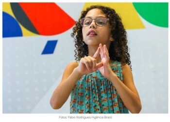 Setembro Azul lembra a valorização da identidade, da cultura e dos direitos linguísticos da comunidade surda no Brasil