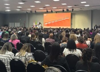 Com Leomir Araújo e Léo Chaves, primeiro dia do 11° Fórum Mineiro de Educação se encerra com sucesso